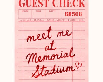 Puede incluir: Un bloc de notas de cuenta de restaurante rosa con texto y líneas rojas. El encabezado dice GUEST CHECK y 68508. El cuerpo presenta texto manuscrito en cursiva roja que dice meet me at Memorial Stadium seguido de un pequeño corazón.
