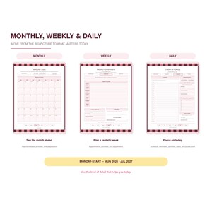Puede incluir: Un conjunto de planificadores digitales con dise&ntilde;os mensuales, semanales y diarios con un borde a cuadros rosa y rojo oscuro. Las p&aacute;ginas incluyen encabezados como MONTHLY, WEEKLY y DAILY, con texto que indica un rango de agosto de 2026 a julio de 2027.