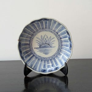 Vintage Japans Imari porseleinen bord, antieke Sometsuke blauw-witte kom met geweven rand, Kintsugi-ambacht uit de Edo/Meiji-periode.