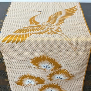 Reststück japanischer Vintage-Seide mit fliegendem Kranich und Kiefer, gold-/ockerfarbenes Seidenreststück zum Quilten, Patchworken und Basteln