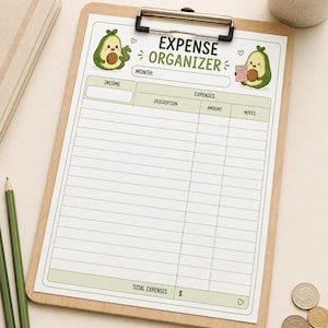 Puede incluir: Un portapapeles de madera con una hoja impresa de organizador de gastos con ilustraciones de aguacates. La hoja incluye secciones para ingresos, gastos, descripción, cantidad, notas y gastos totales, junto a dos lápices verdes.