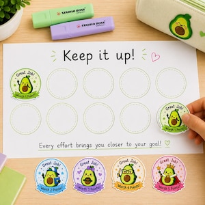 Puede incluir: Una tabla de recompensas blanca con el texto Keep it up! y Every effort brings you closer to your goal! que presenta ocho contornos circulares vacíos y varias pegatinas redondas que representan aguacates de dibujos con accesorios y puntos.