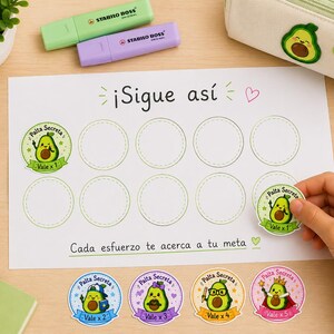Puede incluir: Una tabla de recompensas blanca con el texto ¡Sigue así y Cada esfuerzo te acerca a tu meta, con diez círculos punteados. Incluye varias pegatinas redondas que muestran aguacates con el texto Palta Secreta y Vale.