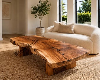 Massieve salontafel van hout met natuurlijke randen, organisch modern meubelstuk van natuurlijk hout.