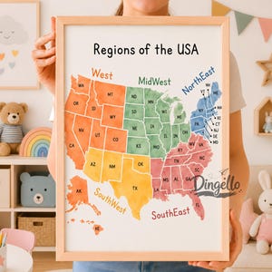 Könnte beinhalten: Ein gerahmter pädagogischer Kunstdruck mit dem Titel Regions of the USA, der eine Karte der Vereinigten Staaten zeigt, unterteilt in fünf farbcodierte Regionen: West, MidWest, NorthEast, SouthWest und SouthEast, mit Staatskürzeln in Schwarz.