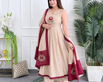 Beige katoenen Anarkali Kurta Set | Bordeauxrode lotusborduurwerk, feestelijke etnische kleding