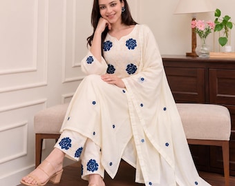 Ivoorwitte Kurta-broekset met bloemenborduursel | Marineblauwe dupatta (3-delig etnisch pak)