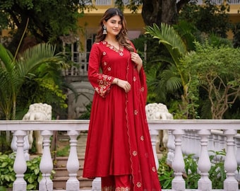 Rode katoenen kurta-broek-dupatta set | Bloemenborduursel Indiase etnische outfit