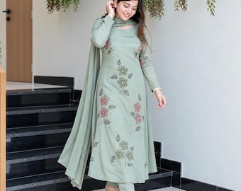 Saliegroene Kurta Pant Set met Bloemenborduursel | A-lijn Etnisch Pak met Dupatta