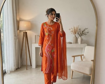 Oranje geborduurde kurta-broek-dupatta set | Damesoutfit met bloemenprint in etnische stijl
