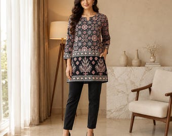 Zwarte korte kurti van Ajrakh-katoen | Traditionele boho-tuniek met bloemenprint