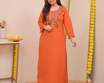 Oranje katoenen kurta-set | Kurti met veelkleurige geborduurde halslijn en kwastjes