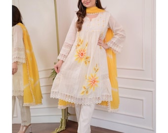 Witte katoenen Anarkali-pakset | Kurta met bloemenborduurwerk, gele dupatta, feestelijke kleding