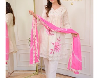 Witte Anarkali-pakset | Kurta, broek en dupatta met roze bloemenborduursel | Feestkleding