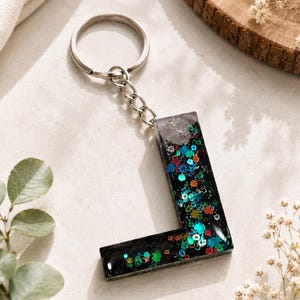 Chaveiro personalizado com a letra L em resina | Chaveiro inicial com glitter feito à mão | Chaveiro colorido com o alfabeto em resina | Presente para ela | Inicial personalizada