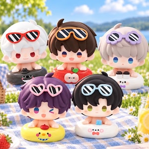 Könnte beinhalten: Fünf kleine Chibi-Figuren mit unterschiedlichen Haarfarben, die jeweils eine einzigartige Sonnenbrille tragen und in einem bunten Schwimmring sitzen. Die Figuren haben verschiedene Gesichtsausdrücke und sind auf einer blau karierten Fläche gruppiert.