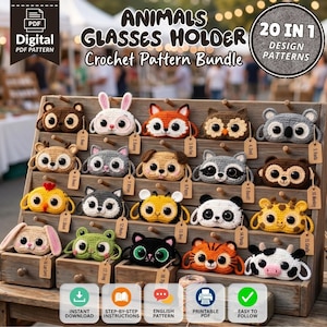 Könnte beinhalten: Ein digitales PDF-Anleitungsset für 20 Tier-Brillenhalter, bestehend aus gehäkelten Designs von Bär, Hase, Fuchs, Eule, Koala, Reh, Kätzchen, Welpe, Waschbär, Affe, Küken, Husky, Biene, Panda, Giraffe, Hase, Frosch, Katze, Tiger und Kuh auf einem Holzständer.
