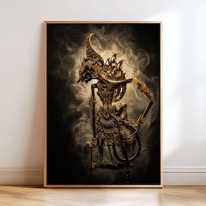 Può includere: Una stampa artistica incorniciata che raffigura la silhouette dorata e dettagliata di un burattino d'ombra wayang kulit giavanese. La figura intricata e ornata è posta su uno sfondo scuro e fumoso con effetti di luce, in una cornice di legno.