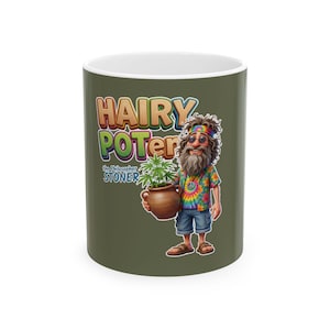 Pode incluir: Uma caneca de cerâmica verde-oliva com um personagem de desenho animado com barba, faixa tie-dye e camisa floral, segurando um vaso de barro com uma planta verde. O texto diz HAIRY POTer e the Philosopher STONER em letras coloridas.