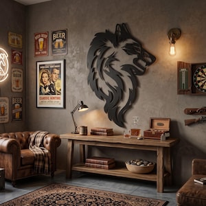Pode incluir: Uma grande peça de arte de parede em metal preto em forma de cabeça de lobo estilizada com a boca aberta. A cabeça de lobo está montada numa parede cinzenta escura sobre uma mesa de consola de madeira. A mesa contém um decantador e uma caixa.