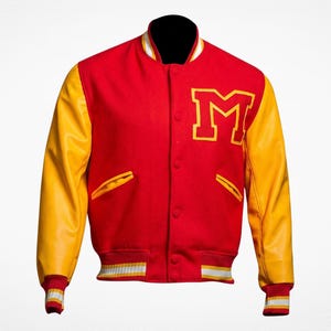 Peut inclure: Une veste universitaire rouge avec des manches jaunes, arborant une grande lettre M jaune sur la poitrine gauche. La veste présente une fermeture à boutons-pression, deux poches latérales à bordure jaune, ainsi que des poignets et un ourlet côtelés rayés.