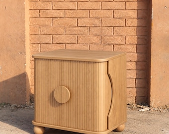 Modern Oak Nightstand with Charging Station, Sliding Doors & Round Wood Handles, Stylish Bedside Table for Bedroom