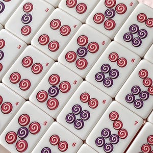 Set da Mahjong a tema pasticceria con confezione regalo e dadi, tessere personalizzate a tema dolciumi, set da gioco Mahjong americano, regalo unico per una serata di giochi.