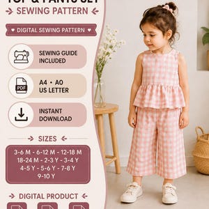 Könnte beinhalten: Ein digitales Schnittmuster für ein Set aus Oberteil und Hose für Mädchen, bestehend aus einem ärmellosen Schößchen-Oberteil und einer weit geschnittenen, verkürzten Hose mit rosa-weißem Vichy-Karo. Der Text enthält Größen von 3-6 Monaten bis 9-10 Jahren.