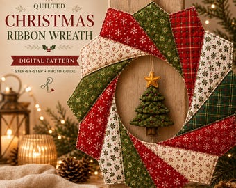 Peut inclure: Un patron numérique de couronne de Noël en rubans matelassés composé de segments de tissu rouge, vert et crème avec des motifs de flocons de neige et de carreaux. Un petit sapin de Noël en tissu vert avec une étoile jaune est suspendu au centre.