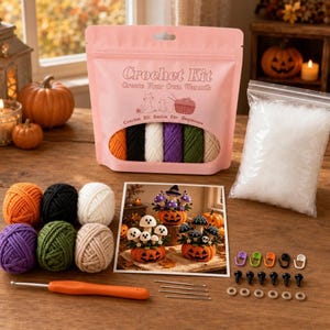 Peut inclure: Un kit de crochet dans une pochette rose avec l'inscription Crochet Kit Create Your Own Warmth, contenant des pelotes de laine orange, noire, blanche, violette, verte et beige, du rembourrage, un crochet, des aiguilles et des yeux.