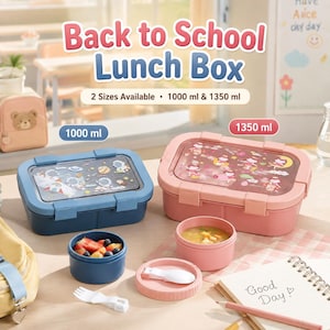 Puede incluir: Dos fiambreras rectangulares con tapa, una azul con gráficos espaciales y una rosa con gráficos de hadas. Incluye dos recipientes redondos a juego, uno azul y uno rosa, con cucharas y tenedores de plástico blanco. Texto: Back to School Lunch Box, 2 Sizes Available, 1000 ml & 1350 ml.