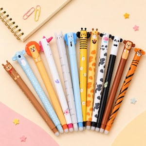 Peut inclure: Une collection de onze stylos gel avec des embouts en forme d'animaux, notamment un koala, un lion, une licorne, un lama, un éléphant, une abeille, une girafe, une vache, un panda, un singe et un tigre, avec des motifs variés sur le corps.