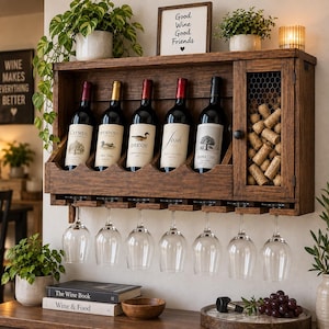Könnte beinhalten: Ein wandmontiertes Weinregal aus Holz mit fünf Fächern für Weinflaschen, einem Schrank mit Drahtgittertür gefüllt mit Korken und einer Halterung für sieben Weingläser. Das Regal hat eine dunkelbraune Oberfläche und einen rechteckigen Rahmen.