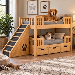 Può includere: Un letto a castello in legno chiaro per animali domestici con una scala dotata di gradini rivestiti in moquette grigio scuro e un intaglio a forma di zampa. Il letto include due livelli con cuscini grigi, tre cassetti alla base e sponde.