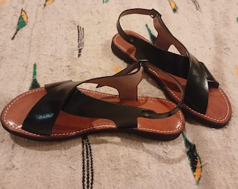 Sandálias autênticas de couro marroquino | Sandálias rasteiras verde-oliva com tiras cruzadas | Sapatos boho de verão feitos à mão para mulheres | Presente artesanal