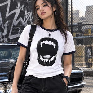 Camiseta com estampa de presas de vampiro | Camiseta gótica com mordida de vampiro | Moda alternativa urbana | Presente para fãs de terror | Camiseta unissex