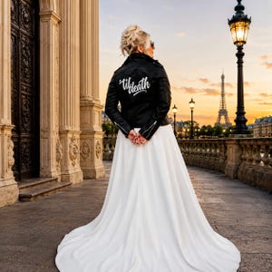 Chaqueta de piel sintética bordada "Rock N Roll Bride 'Til Death" – Chaqueta motera nupcial para mujer, chaqueta de boda alternativa, regalo para novia gótica