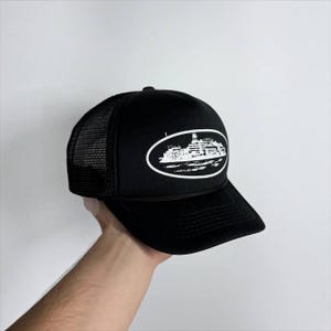 Gorra de camionero negra de malla con el logo ovalado de Alcatraz de Corteiz CRTZ Rules The World