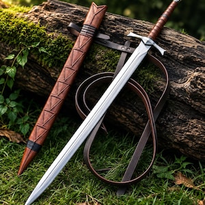 Può includere: Una spada in acciaio con lama a doppio taglio, guardia in argento e impugnatura rivestita in pelle marrone. La spada è accompagnata da un fodero in pelle marrone abbinato con un motivo geometrico a triangoli e una lunga cinghia in pelle.