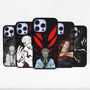 Könnte beinhalten: Fünf schwarze Smartphone-Hüllen mit verschiedenen Anime-Charakter-Illustrationen. Die Designs umfassen monochrome sowie lebendige rot-schwarz-weiße Grafiken, die eine Figur mit stacheligen Haaren, Markierungen und intensiven Gesichtsausdrücken zeigen.