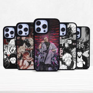 Könnte beinhalten: Fünf schwarze Smartphone-Hüllen mit verschiedenen grafischen Illustrationen einer Figur mit stacheligen Haaren und Gesichtsmarkierungen. Die Designs umfassen schwarz-weiße Manga-Paneele und ein zentrales farbiges Bild der sitzenden Figur.