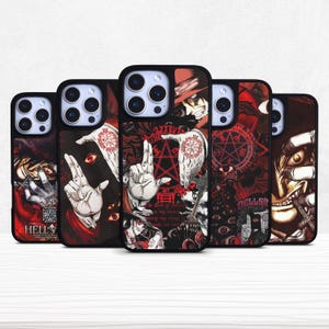 Puede incluir: Cinco fundas para smartphone con ilustraciones oscuras de estilo anime en tonos rojos. Los diseños muestran un personaje con una amplia sonrisa, manos haciendo un gesto, un símbolo de pentagrama rojo y el texto Hellsing en fuente estilizada.
