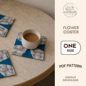 Könnte beinhalten: Quadratische Stoffuntersetzer mit einem Patchwork-Design in Blaugrün und floralem Karomuster. Auf einem Untersetzer steht eine Keramiktasse mit brauner Flüssigkeit. Der Text lautet: stitchcraftstudio, FLOWER COSTER, ONE SIZE, PDF PATTERN, INSTANT DOWNLOAD.
