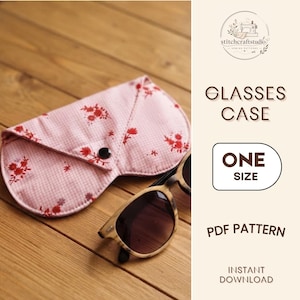 Könnte beinhalten: Ein rosa Brillenetui aus Stoff mit rotem Blumenmuster und schwarzem Druckknopfverschluss, begleitet von einer Sonnenbrille. Der Text lautet: STITCHCRAFTSTUDIO SEWING PATTERNS, GLASSES CASE, ONE SIZE, PDF PATTERN, INSTANT DOWNLOAD.