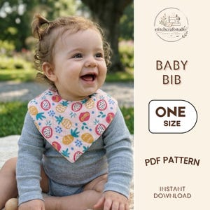 Könnte beinhalten: Ein Lätzchen für Babys mit rosa Hintergrund und einem wiederkehrenden Muster aus gelben Ananas und roten Drachenfrüchten. Der Text rechts lautet: stitchcraftstudio, BABY BIB, ONE SIZE, PDF PATTERN, INSTANT DOWNLOAD.