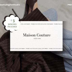 以下が含まれることがあります： Maison CoutureとSINCE 1984という黒い文字が中央に配置された白い長方形のカード。縁にはTHANK YOU FOR OUR LOYAL CUSTOMERという文字が繰り返されている。角には+3 BONUSES INCLUDEDと書かれたスカラップ型のバッジがある。
