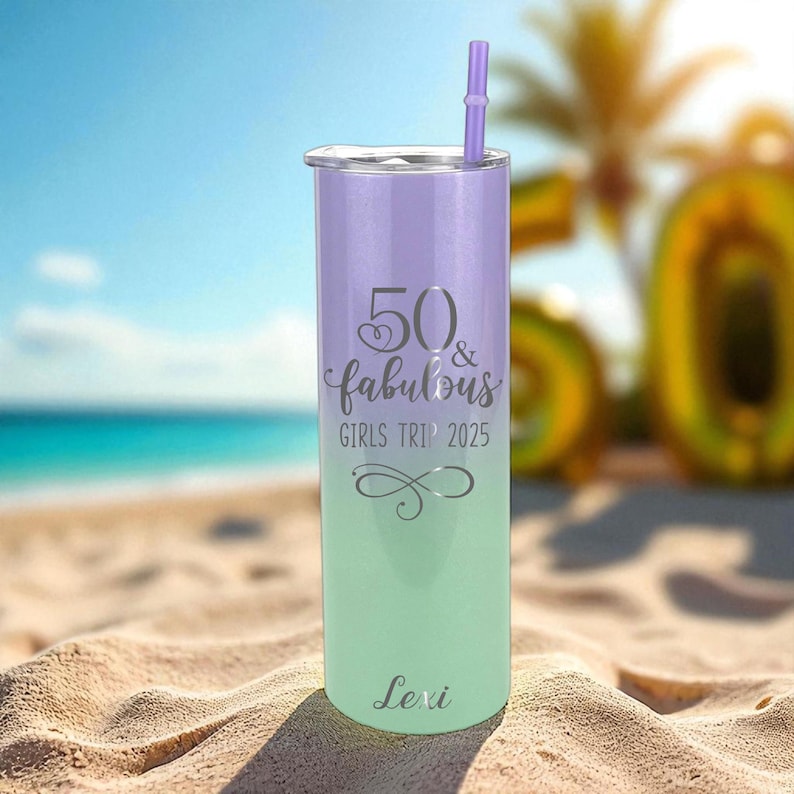 K&ouml;nnte beinhalten: Ein hoher, isolierter Becher mit Farbverlauf, der von Lavendel zu Mintgr&uuml;n &uuml;bergeht. Der Becher tr&auml;gt den Text "50 & fabulous GIRLS TRIP 2025" in einer Schreibschrift, zusammen mit einer dekorativen Verzierung und dem Namen "Lexi". Ein passender Lavendel-Strohhalm ist enthalten.