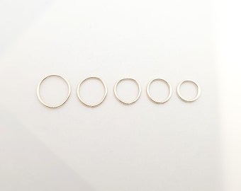 Aros pequeños sin fin - Pequeños y redondos - Plateados y dorados - Delicados y minimalistas - illusy