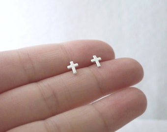 Tiny silver cross earrings - cross studs - cross posts - dainty earrings - minimal jewelry illusy