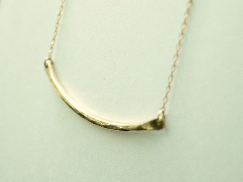 Geschwungene Bar Kette Gold bar Halskette gehämmerte Halskette dünne Bar minimalistisch Halskette moderner Schmuck Bild 4